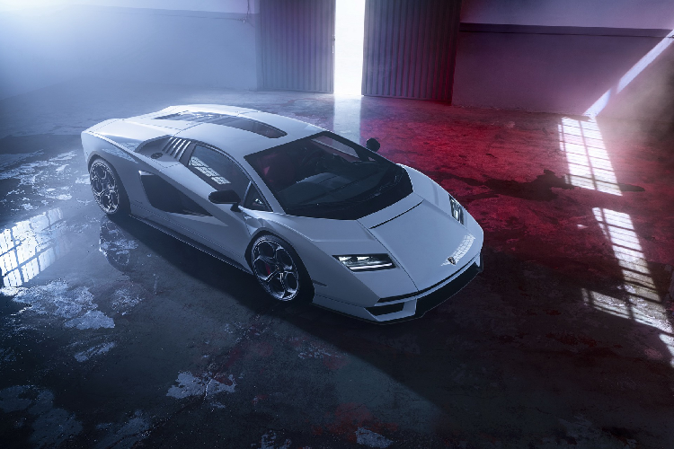 Do đó, Countach LPI 800-4 có tổng công suất lên đến 819 mã lực. Đi kèm là hệ thống dẫn động 4 bánh toàn thời gian Haldex thế hệ thứ 4 và hộp số 7 cấp ISR. Siêu xe này có khả năng tăng tốc từ 0 lên 100 km/h chỉ trong 2,8 giây, trước khi đạt vận tốc tối đa 355 km/h.