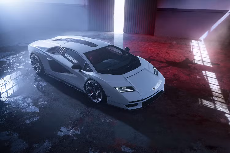 Do đó, Countach LPI 800-4 có tổng công suất lên đến 819 mã lực. Đi kèm là hệ thống dẫn động 4 bánh toàn thời gian Haldex thế hệ thứ 4 và hộp số 7 cấp ISR. Siêu xe này có khả năng tăng tốc từ 0 lên 100 km/h chỉ trong 2,8 giây, trước khi đạt vận tốc tối đa 355 km/h.