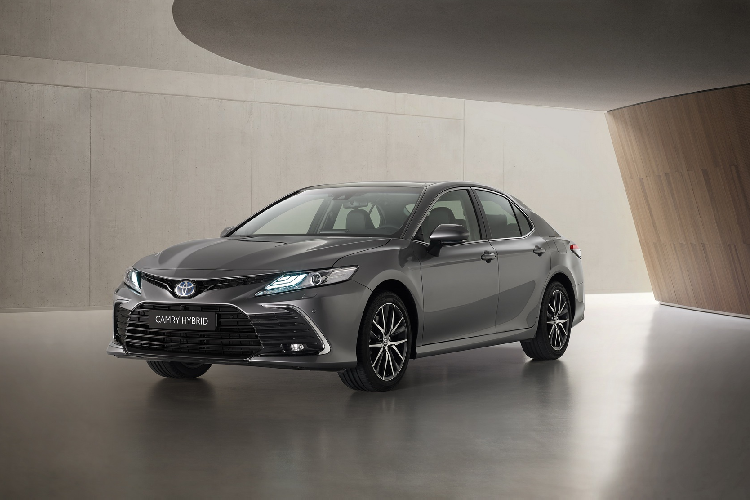 Toyota Camry: Phiên bản Toyota Camry hybrid là mẫu sedan phong cách và mạnh mẽ, mẫu xe này được trang bị nhiều công nghệ an toàn hiện đại, cảm giác lái thoải mái. Sức mạnh của xe đến từ động cơ 4 xy-lanh 2.5L, công suất 202 mã lực và mô-men xoắn 247 Nm.