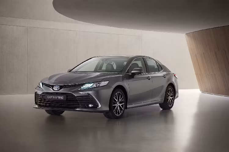 Toyota Camry: Phiên bản Toyota Camry hybrid là mẫu sedan phong cách và mạnh mẽ, mẫu xe này được trang bị nhiều công nghệ an toàn hiện đại, cảm giác lái thoải mái. Sức mạnh của xe đến từ động cơ 4 xy-lanh 2.5L, công suất 202 mã lực và mô-men xoắn 247 Nm.
