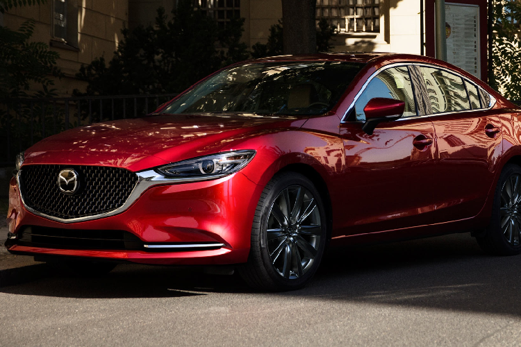 Mazda6: Đối thủ trực tiếp của Toyota Camry là Mazda6 cũng góp mặt trong danh sách này. Tại Mỹ, xe được trang bị động cơ 2.5L tăng áp, công suất 250 mã lực và mô-men xoắn 433 Nm, vượt trội hơn các đối thủ khác. Tại Việt Nam, Mazda6 có 2 tùy chọn động cơ là SkyActiv-G 2.0L (154 mã lực, 200 Nm) và SkyActiv-G 2.5L (188 mã lực, 252 Nm).