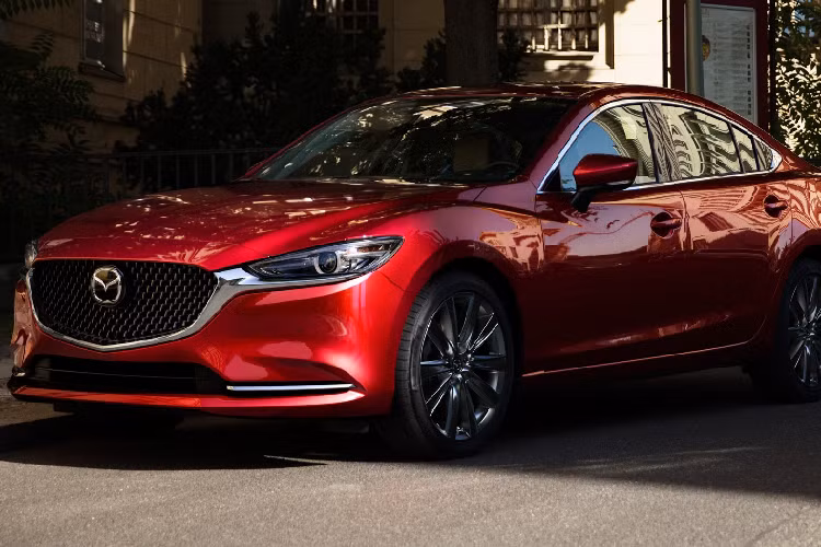 Mazda6: Đối thủ trực tiếp của Toyota Camry là Mazda6 cũng góp mặt trong danh sách này. Tại Mỹ, xe được trang bị động cơ 2.5L tăng áp, công suất 250 mã lực và mô-men xoắn 433 Nm, vượt trội hơn các đối thủ khác. Tại Việt Nam, Mazda6 có 2 tùy chọn động cơ là SkyActiv-G 2.0L (154 mã lực, 200 Nm) và SkyActiv-G 2.5L (188 mã lực, 252 Nm).