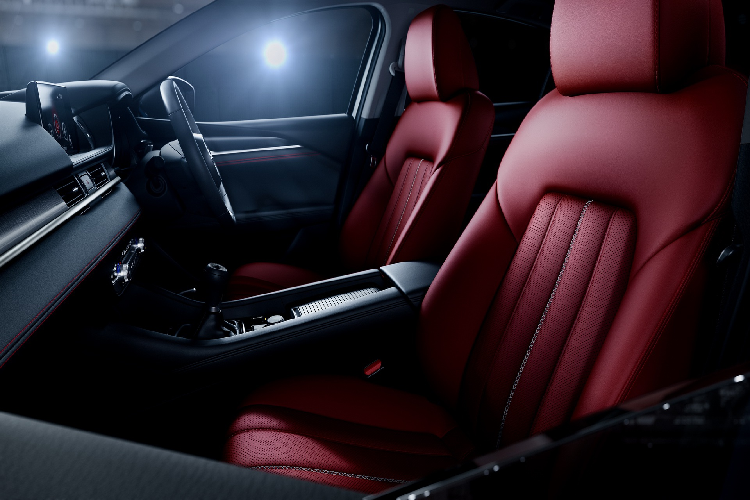 Nội thất của Mazda6 khá cao cấp với việc sử dụng những vật liệu như da Nappa, gỗ Sen Nhật Bản và Ultrasuede. Cách bố trí cabin tối giản nhưng hiện đại. Mazda6 tại Việt Nam có giá 889 triệu đến 1,049 tỷ đồng, thuộc hàng rẻ nhất trong nhóm sedan hạng D.