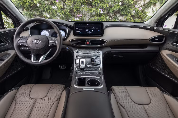 Tại Việt Nam, phiên bản Hyundai SantaFe 2021 vừa được ra mắt với những thay đổi ở ngoại hình, tiện nghi và công nghệ an toàn. Xe có 6 phiên bản, giá bán từ 1,03 tỷ đến 1,34 tỷ đồng.