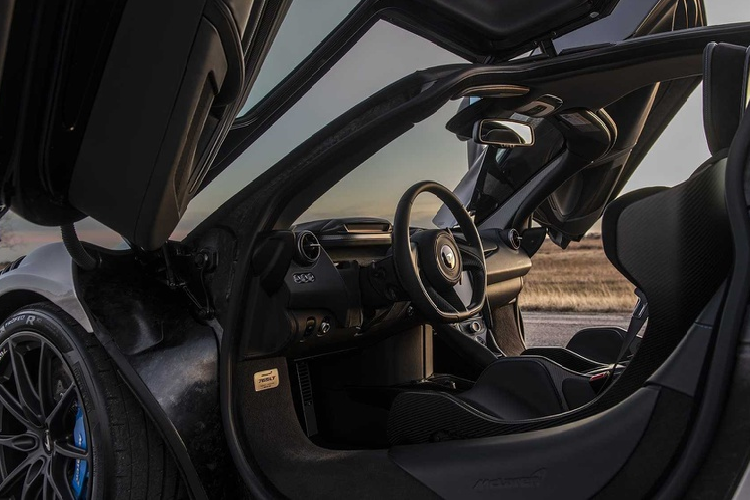 765LT được McLaren phát triển từ 720S - mẫu xe vốn đã rất mạnh. 765LT là mẫu xe thứ 3 được McLaren gắn mác LT - Longtail, sau 600LT và 675LT.