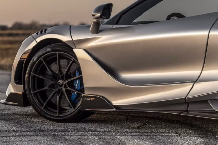 Những nâng cấp của Hennessey gồm bộ lọc không khí hiệu suất, ECU được tinh chỉnh. Ngoài ra xe còn được gắn huy hiệu HPE1000 và bảng điều khiển được đánh số thứ tự, cho thấy những bản độ này sẽ có số lượng giới hạn.