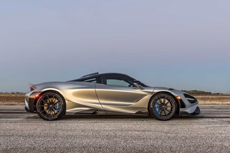 Hãng độ danh tiếng Hennessey vừa cho ra mắt bản độ McLaren 765LT mạnh 1.000 mã lực. Với những nâng cấp của Hennessey, siêu xe giờ đây có khả năng nước rút 0-96 km/h chỉ trong 2,1 giây, tốc độ tối đa tăng lên 346 km/h.