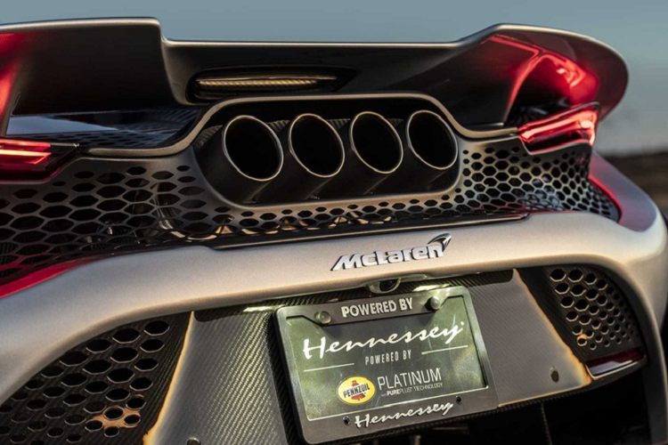 "Chiếc xe này đã bị đánh giá thấp. Chúng tôi đã thử nghiệm trên máy dyno và nó cho ra khoảng 765 mã lực ở cầu sau. Điều này có nghĩa nó có thể đạt tổng công suất 865 mã lực", John Hennessey cho biết.
