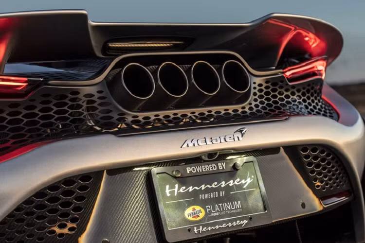 "Chiếc xe này đã bị đánh giá thấp. Chúng tôi đã thử nghiệm trên máy dyno và nó cho ra khoảng 765 mã lực ở cầu sau. Điều này có nghĩa nó có thể đạt tổng công suất 865 mã lực", John Hennessey cho biết.