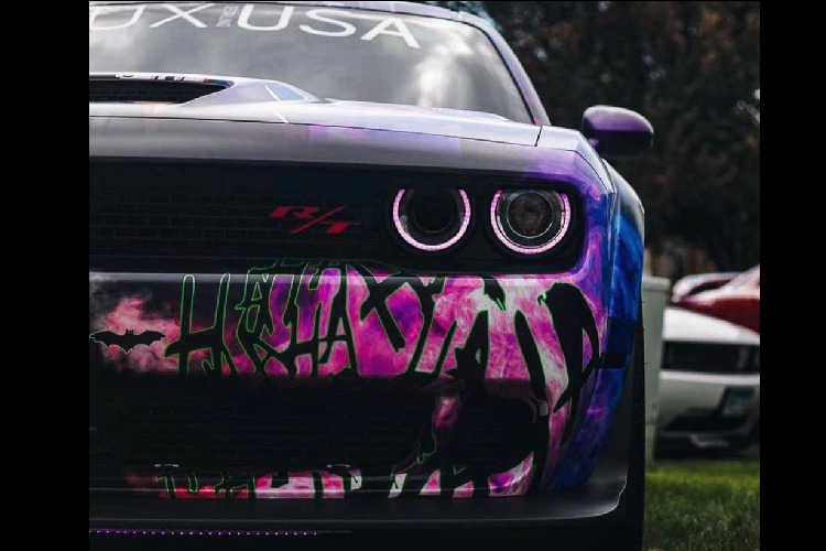 Bên dưới vỏ bọc cực ấn tượng này, chúng ta sẽ tìm thấy một chiếc Dodge Charger R/T Scat Pack 2020 mới, một chiếc xe được nhiều người coi là lựa chọn lý tưởng. Đó là bởi nó có trang bị một động cơ hút khí tự nhiên HEMI dung tích 6,4 lít, sản sinh 485 mã lực với giá khởi điểm chỉ dưới 40.000 USD. Tuy nhiên, chiếc xe cụ thể ở đây sẽ đắt hơn thế bởi nó có lắp tùy chọn widebody.