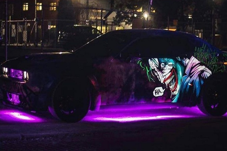 Chiếc xe người dơi Dodge Challenger “Dark Knight” bật đèn gầm khi trời tối