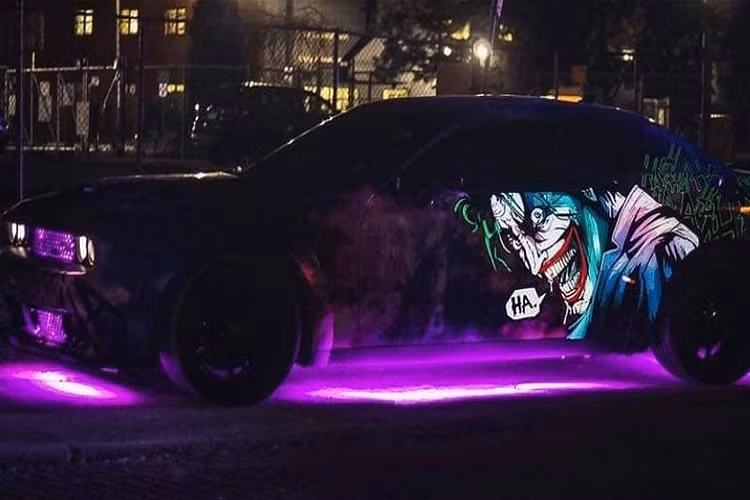 Chiếc xe người dơi Dodge Challenger “Dark Knight” bật đèn gầm khi trời tối