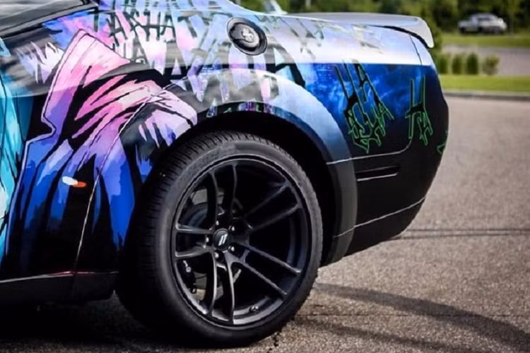 Lớp da thứ hai của cỗ máy này đã được thiết kế và in bởi một đơn vị chuyên môn có tên Metro Wraps tại Miami. Bởi bộ phim sắp ra mắt sẽ có sự xuất hiện của một chiếc Batmobile kiểu xe cơ bắp, chiếc Challenger này dường như là một lẽ tự nhiên.