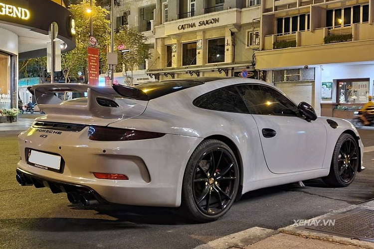 Không chỉ được làm mới với bodykit GT3, chiếc Porsche 911 Carrera cũng đã "thay áo" bằng cách dán decal hai tông đen trắng, để che đi màu sơn vàng ban đầu.
