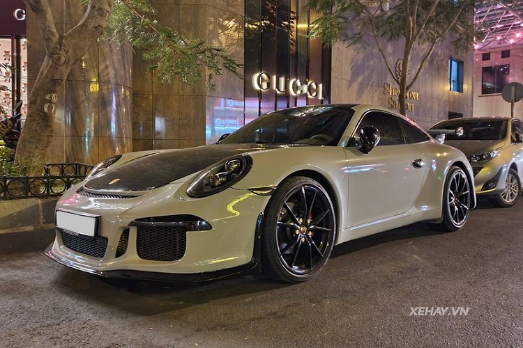 Trong khi đó, 911 GT3 hàng thật có tới 493 mã lực nhờ được trang bị động cơ Boxer 4.0L mạnh mẽ hơn. Mức giá xe Porsche 911 GT3 chính hãng khi mới về Việt Nam khoảng hơn 15 tỷ đồng.