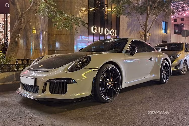 Trong khi đó, 911 GT3 hàng thật có tới 493 mã lực nhờ được trang bị động cơ Boxer 4.0L mạnh mẽ hơn. Mức giá xe Porsche 911 GT3 chính hãng khi mới về Việt Nam khoảng hơn 15 tỷ đồng.