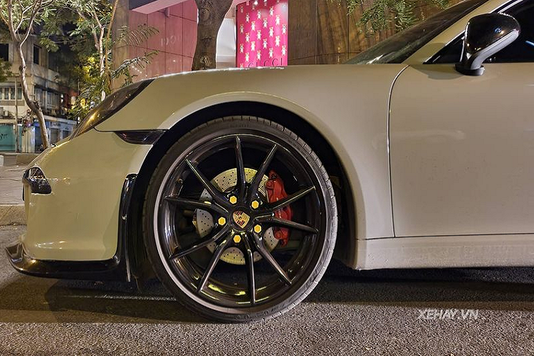 Dù rất cố gắng để giống với Porsche 911 GT3 nhưng 911 Carrera vẫn là 911 Carrera, xe dùng động cơ tăng áp kép 3.0L 6 xi-lanh, kết hợp với hộp số ly hợp kép tự động 8 cấp, sản sinh ra công suất tối đa 385 mã lực.