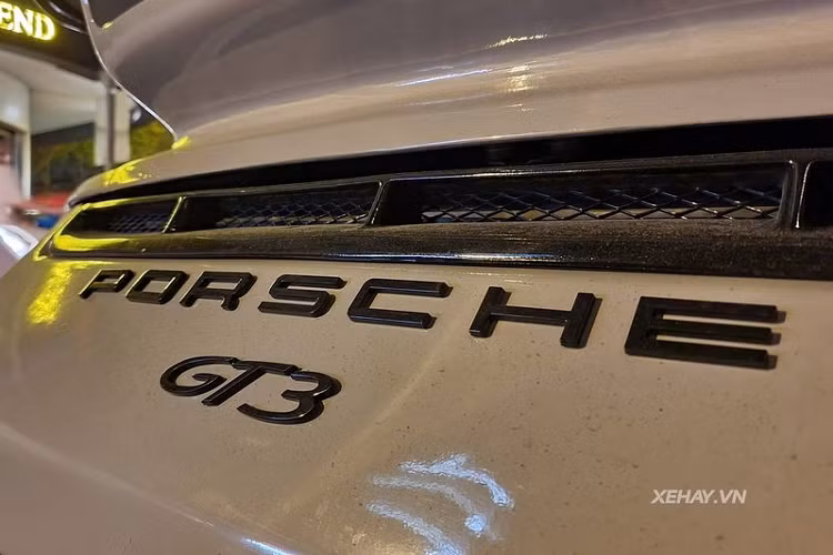 Chiếc xe thể thao Đức "cưỡi" trên bộ mâm 5 chấu kép sơn màu tối, đi kèm cùm phanh màu đỏ bắt mắt phía sau.