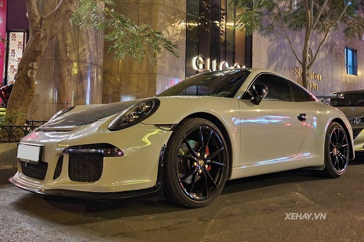 Bộ khuếch tán sau của 911 Carrera được làm mới với những đường cắt xẻ táo bạo và cặp ống xả hình thang trước đây cũng được thay bằng 4 ống pô tròn chia đều sang hai bên. Ngoài ra, những chi tiết như thiết kế đèn pha và đèn hậu của xe thì vẫn được giữ nguyên.