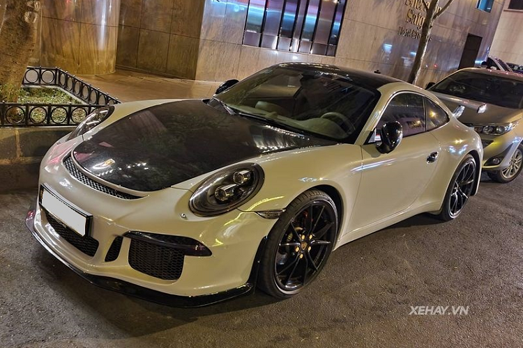Vì quá mê thiết kế mạnh mẽ của Porsche 911 GT3 đắt tiền, chủ nhân của chiếc 911 Carrera này đã tìm tới những người thợ Việt để "lên đời" diện mạo cho "xế yêu". So với nguyên bản, 911 Carrera độ bodykit GT3 trông cá tính và thể thao hơn hẳn.