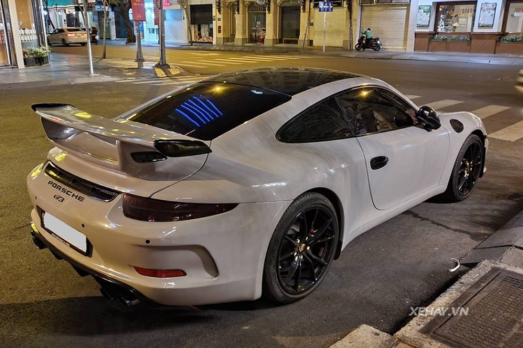 Đáng chú ý nhất là phần đầu chiếc Porsche 911 Carrera độ bodykit GT3 mở rộng có thêm cả khe hút gió gần nắp ca-pô, và đuôi xe cũng được ốp lại, trở nên gân guốc và cơ bắp hơn. Bên cạnh đó, xe còn được trang bị cánh gió cỡ lớn ở phía sau, vừa để tăng tính thẩm mỹ lại vừa giúp cải thiện tính khí động học.