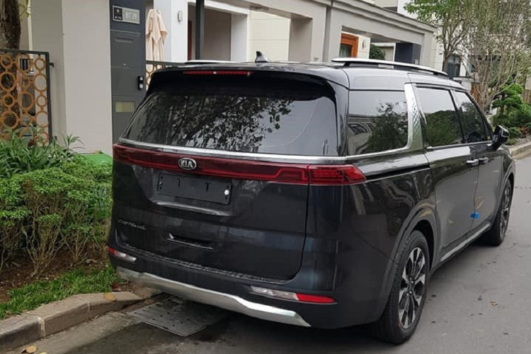 Tham khảo qua Kia Carnival 2021 tại Thái Lan, xe được trang bị động cơ dầu diesel Smartstream 4 xi-lanh, tăng áp, dung tích 2.2L cho công suất tối đa 202 mã lực và mô-men xoắn cực đại đạt 441 Nm, đi kèm hộp số tự động 8 cấp.