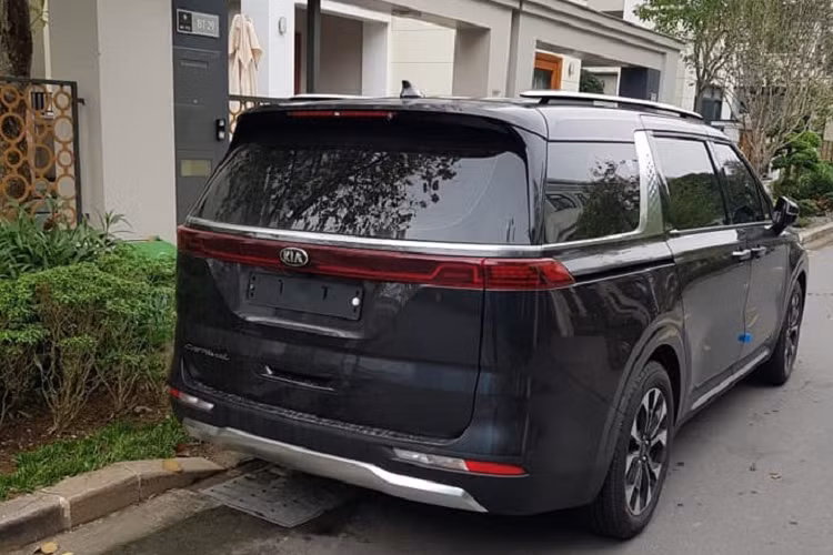 Tham khảo qua Kia Carnival 2021 tại Thái Lan, xe được trang bị động cơ dầu diesel Smartstream 4 xi-lanh, tăng áp, dung tích 2.2L cho công suất tối đa 202 mã lực và mô-men xoắn cực đại đạt 441 Nm, đi kèm hộp số tự động 8 cấp.