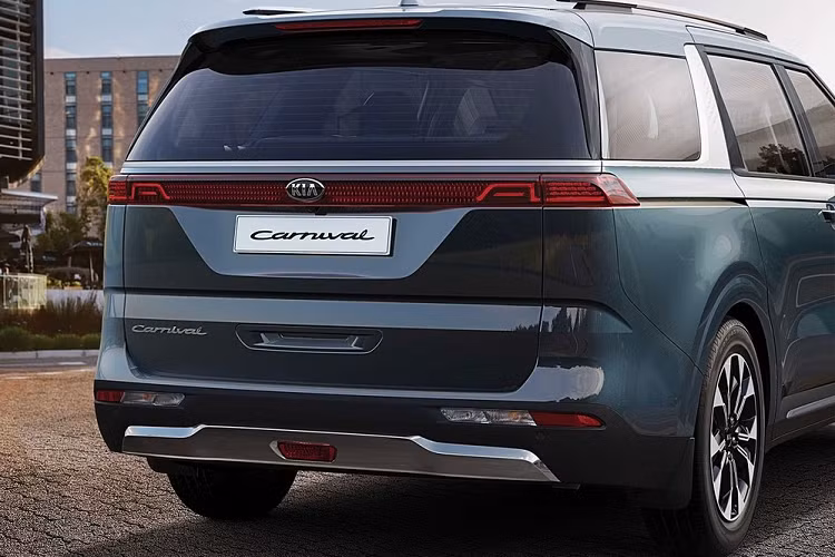 Thiết kế của mẫu MPV Kia Carnival 2021 mới cũng được lột xác hoàn toàn, theo đuổi những đường nét góc cạnh, vuông vức tương tự như Kia Sorento nhưng vẫn giữ lại cửa trượt chỉnh điện đặc trưng. Kia Carnival 2021 bị bắt gặp trên xe chuyên chở mang biển số Hà Nội vào sáng nay (3/4/2021).