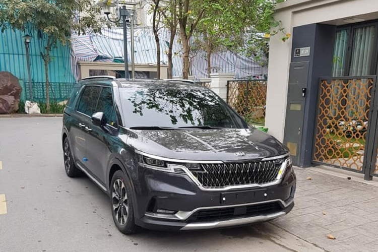 Mới đây, Kia Carnival 2021 mới lại tiếp tục lộ thêm hình ảnh tại Việt Nam. Theo đó, mẫu MPV này đã bị bắt gặp trong khu ngoại giao đoàn tại Hà Nội. Do đó, nhiều khả năng đây là xe được nhập khẩu về để phục vụ đại sứ quán chứ không phải là xe chính hãng được THACO đưa về.