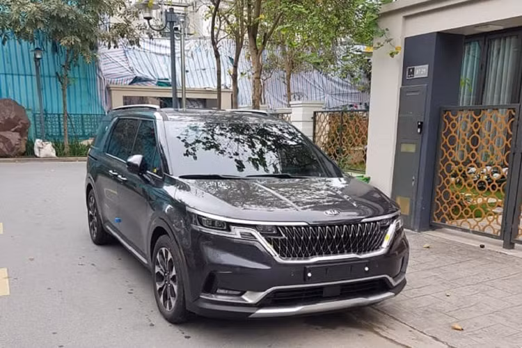 Mới đây, Kia Carnival 2021 mới lại tiếp tục lộ thêm hình ảnh tại Việt Nam. Theo đó, mẫu MPV này đã bị bắt gặp trong khu ngoại giao đoàn tại Hà Nội. Do đó, nhiều khả năng đây là xe được nhập khẩu về để phục vụ đại sứ quán chứ không phải là xe chính hãng được THACO đưa về.