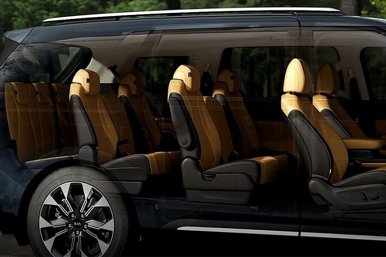 Bên cạnh đó, cần số truyền thống đã biến mất và thay vào đó là dạng núm xoay hiện đại. Một số tiện nghi của xe tại Thái Lan bao gồm khả năng kết nối Apple CarPlay/Android Auto, 2 màn hình giải trí 10,1 inch dành cho hàng ghế sau, hệ thống âm thanh Bose 12 loa, 6 cổng USB, khay sạc điện thoại thông minh, 2 cửa sổ trời chỉnh điện. Về khả năng vận hành, nếu được nâng cấp lên thế hệ mới, Kia Sedona nhiều khả năng sẽ có động cơ mới nhưng vẫn giữ 2 tùy chọn máy xăng hoặc dầu.
