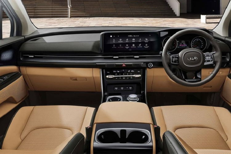 Kia Carnival 2021 sở hữu ngoại hình cứng cáp và hầm hố như một mẫu SUV. Xe tại thị trường Thái Lan được trang bị mâm hợp kim 18 inch, hệ thống đèn full LED và có cả baga nóc. Nội thất của Kia Carnival 2021 cũng được thiết kế lại, chuyển sang hướng hiện đại và gây ấn tượng với bảng đồng hồ kỹ thuật số sau vô lăng cùng màn hình giải trí đều có kích cỡ 12,3 inch, đặt cùng 1 khung kính.