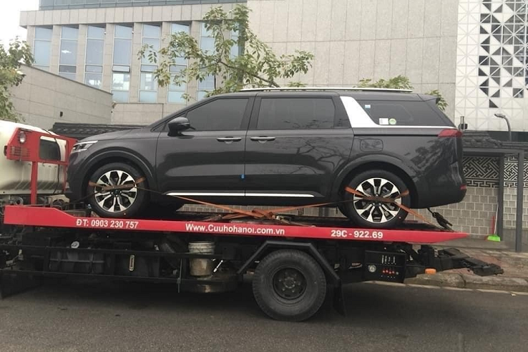 Kia Carnival là tên gọi khác của Sedona tại thị trường quốc tế như Mỹ hay tại chính Hàn Quốc. Cái tên này đang có xu hướng trở thành tên gọi toàn cầu của mẫu xe này sau khi được nâng cấp lên thế hệ mới nhất vào tháng 8/2020. Theo chia sẻ của một số tư vấn bán hàng, Kia Sedona 2021 mới cũng sẽ được THACO nâng cấp trong năm nay, dự kiến ra mắt vào đầu quý II và có khả năng cũng sẽ được đổi tên thành Carnival