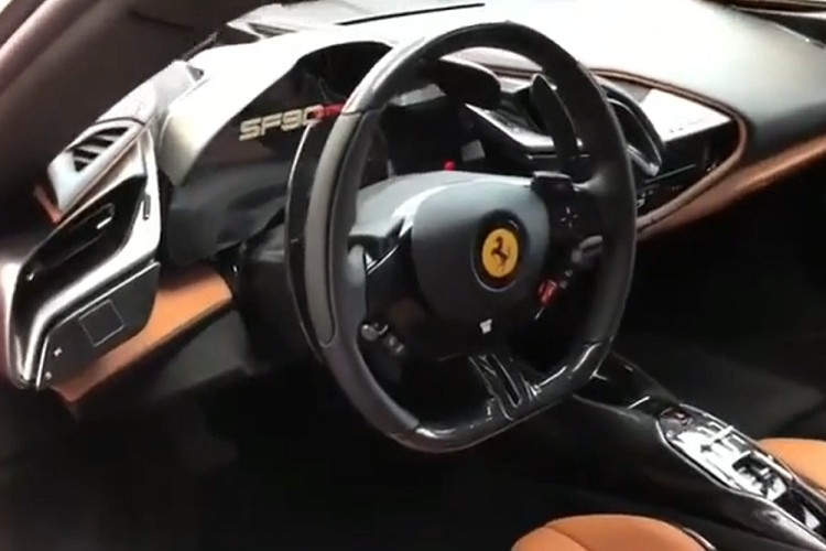Bên cạnh đó là toàn bộ bảng điều khiển trung tâm, táp-lô hay vô lăng sử dụng nhựa cao cấp và carbon.Hiện chưa rõ doanh nhân Đức Huy đã chi ra bao nhiêu tiền để sở hữu ngựa chiến Ferrari SF90 Stradale, chỉ biết rằng, giá xe Ferrari SF90 Stradale chính hãng tại Việt Nam là 34,5 tỷ đồng, mức giá bán này được cho khá tốt do siêu ngựa sử dụng hệ truyền động hybrid.