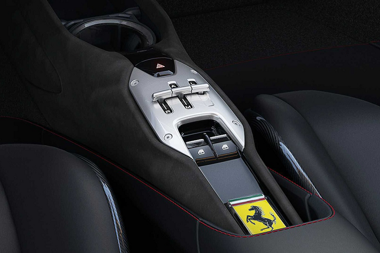 Kết hợp 3 mô-tơ điện với động cơ xăng V8, chiếc xe hybrid Ferrari SF90 Stradale của doanh nhân Đức Huy có tổng công suất tối đa 986 mã lực, qua đó trở thành chiếc xe Ferrari mạnh nhất thế giới hiện nay hay SF90 Stradale cũng là siêu xe plug-in hybrid đầu tiên trong lịch sử của hãng Ferrari.