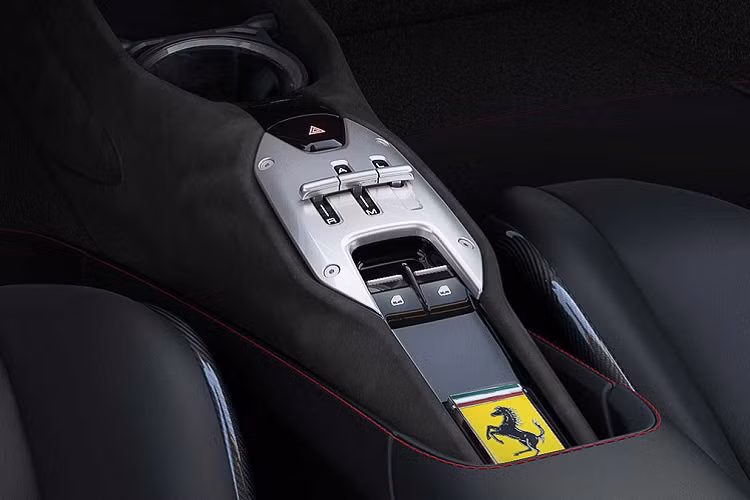 Kết hợp 3 mô-tơ điện với động cơ xăng V8, chiếc xe hybrid Ferrari SF90 Stradale của doanh nhân Đức Huy có tổng công suất tối đa 986 mã lực, qua đó trở thành chiếc xe Ferrari mạnh nhất thế giới hiện nay hay SF90 Stradale cũng là siêu xe plug-in hybrid đầu tiên trong lịch sử của hãng Ferrari.