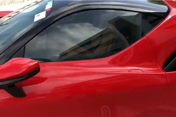 Khác với người bạn đã quen biết hơn chục năm qua là Cường Đô la chọn mua siêu xe Ferrari SF90 Stradale theo diện nhập khẩu chính hãng, doanh nhân Đức Huy mua chiếc xe Ferrari SF90 Stradale thông qua 1 người chuyên mua bán xe ở Đà Nẵng nhưng rất kín tiếng lộ diện trên mạng xã hội.