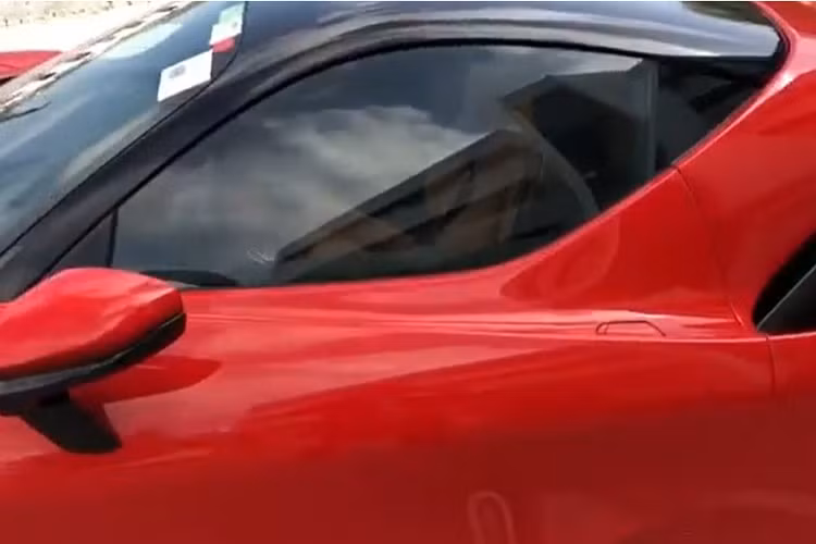 Khác với người bạn đã quen biết hơn chục năm qua là Cường Đô la chọn mua siêu xe Ferrari SF90 Stradale theo diện nhập khẩu chính hãng, doanh nhân Đức Huy mua chiếc xe Ferrari SF90 Stradale thông qua 1 người chuyên mua bán xe ở Đà Nẵng nhưng rất kín tiếng lộ diện trên mạng xã hội.