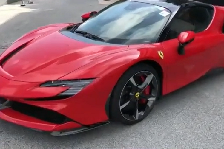 Như vậy sau nhiều lần né tránh, doanh nhân Đức Huy đã chia sẻ thẳng thắng về chiếc siêu xe Ferrari SF90 Stradale của mình đã đặt mua được gần 1 năm và hiện đã có mặt tại Việt Nam. Hiện công việc của chồng cũ Lệ Quyên là dọn dẹp lại garage để chuẩn bị đón siêu ngựa mạnh nhất thế giới này.