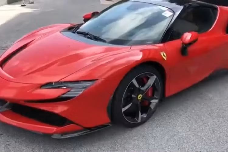 Như vậy sau nhiều lần né tránh, doanh nhân Đức Huy đã chia sẻ thẳng thắng về chiếc siêu xe Ferrari SF90 Stradale của mình đã đặt mua được gần 1 năm và hiện đã có mặt tại Việt Nam. Hiện công việc của chồng cũ Lệ Quyên là dọn dẹp lại garage để chuẩn bị đón siêu ngựa mạnh nhất thế giới này.