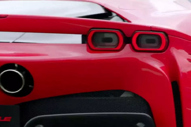 Chồng cũ của Lệ Quyên cũng phải thật sự cẩn thận trước sức mạnh của Ferrari SF90 Stradale ngay khi được bàn giao, bởi dù chỉ dùng động cơ V8, dung tích 4.0 lít nhưng nhờ kết hợp thêm động cơ điện nên mẫu xe SF90 Stradale chỉ mất thời gian 2,5 giây để tăng tốc từ vị trí xuất phát lên 100 km/h, thông số này giống hệt Bugatti Chiron, nhưng chiếc xe hypercar dùng đến động cơ W16, 4 bộ tăng táp, dung tích 8.0 lít.