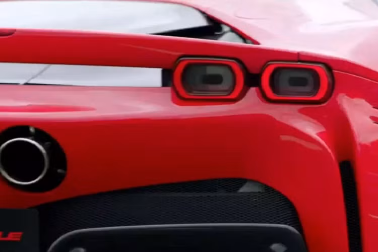 Chồng cũ của Lệ Quyên cũng phải thật sự cẩn thận trước sức mạnh của Ferrari SF90 Stradale ngay khi được bàn giao, bởi dù chỉ dùng động cơ V8, dung tích 4.0 lít nhưng nhờ kết hợp thêm động cơ điện nên mẫu xe SF90 Stradale chỉ mất thời gian 2,5 giây để tăng tốc từ vị trí xuất phát lên 100 km/h, thông số này giống hệt Bugatti Chiron, nhưng chiếc xe hypercar dùng đến động cơ W16, 4 bộ tăng táp, dung tích 8.0 lít.