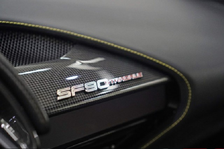 Cụ thể là siêu xe hybrid Ferrari SF90 Stradale được trang bị động cơ xăng V8, tăng áp, dung tích 4.0 lít, sản sinh công suất tối đa 769 mã lực và mô-men xoắn cực đại 800 Nm. Động cơ này kết hợp với hệ thống hybrid bao gồm 3 mô-tơ điện cung cấp thêm công suất 217 mã lực này là cụm pin lithium-ion 7,9 kWh.