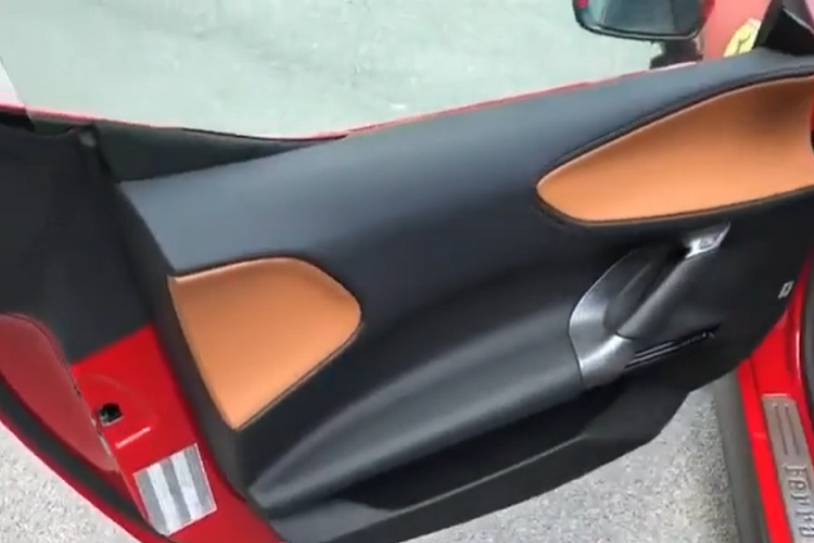 Chiếc siêu xe Ferrari SF90 Stradale của Đức Huy sắp nhận bàn giao có ngoại thất sơn màu đỏ cùng với điểm nhấn là nóc xe hoàn thành tông màu đen. Xe có bộ vành 5 chấu đơn sơn hai tông màu giống với xe Ferrari SF90 Stradale thứ 2 về nước nhưng ngoại thất chiếc xe của chồng cũ Lệ Quyên có tùy chọn carbon khá nhiều. Mở cửa bước vào trong khoang lái, chiếc xe có ghế ngồi bọc da màu nâu nhạt cùng với đó là phần mặt lưng ghế được hoàn thiện carbon nhìn khá hiếu chiến.