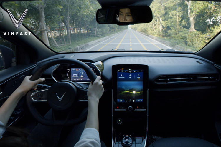 Cụ thể hơn, theo ước tính của VinFast, chi phí nạp nhiên liệu của một mẫu xe xăng cùng cỡ với VF e34 để đi dược quãng đường 1.400 km/tháng vào khoảng 2 triệu đồng. Như vậy, ngoài chi phí thuê pin là 1,45 triệu đồng hàng tháng người dùng sẽ phải trả thêm khoảng 600 nghìn đồng tiền điện nếu đi hết 1.400 km.