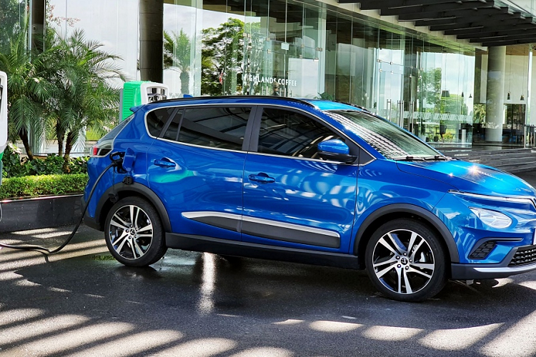 Được định vị ở phân khúc C-SUV, giá xe VinFast VF e34 có mức bán lẻ đề xuất là 690 triệu đồng. Xe được phân phối theo hình thức cho thuê pin, cụ thể phí thuê pin một tháng được VinFast cố định là 1,45 triệu đồng cho quãng đường 1.000 km. Trong trường hợp không đi hết số km này, khách hàng vẫn phải trả số tiền 1,45 triệu và nếu đi nhiều hơn, người dùng sẽ cần phải chi thêm tiền tính theo biểu phí của hãng.