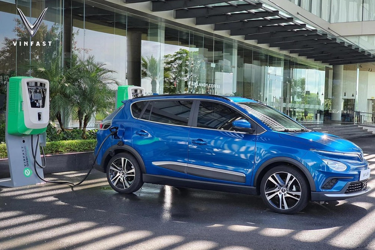 Bên cạnh đó, VinFast VF e34 cũng được trang bị một loạt tính năng thông minh như hỗ trợ cập nhật phần mềm từ xa, tự động chẩn đoán và cảnh báo các vấn đề của xe, lên kế hoạch hành trình, gọi các dịch vụ cứu hộ khẩn cấp, định vị và tìm đến các trạm sạc/đại lý, theo dõi tình trạng sạc pin, lịch sử hoạt động của xe, cảnh báo nguy cơ có trộm, lưu thông tin người dùng và thiết lập xe tương ứng, điều khiển bằng giọng nói,…