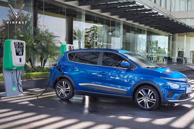 Bên cạnh đó, VinFast VF e34 cũng được trang bị một loạt tính năng thông minh như hỗ trợ cập nhật phần mềm từ xa, tự động chẩn đoán và cảnh báo các vấn đề của xe, lên kế hoạch hành trình, gọi các dịch vụ cứu hộ khẩn cấp, định vị và tìm đến các trạm sạc/đại lý, theo dõi tình trạng sạc pin, lịch sử hoạt động của xe, cảnh báo nguy cơ có trộm, lưu thông tin người dùng và thiết lập xe tương ứng, điều khiển bằng giọng nói,…