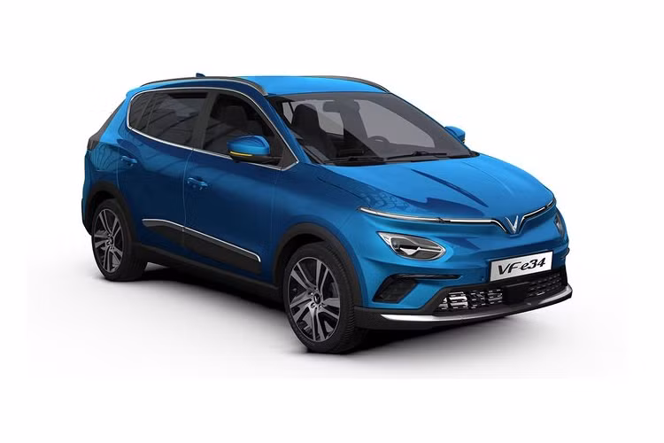 VinFast VF e34 sử dụng động cơ điện có công suất tối đa lên tới 110 kW cùng mô-men xoắn cực đại đạt 242 Nm, xe có thể đi được 300 km sau khi sạc đầy. Về trang bị, VinFast VF e34 có khá nhiều “option” hiện đại như hệ thống đèn full LED, mâm hợp kim 18 inch, cốp đóng/mở điện.