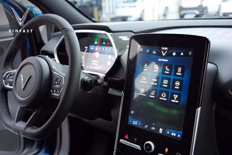 Ngoài chi phí thuê pin, người dùng sẽ cần phải tốn thêm chi phí nạp điện mà theo VinFast cân đối, cả 2 chi phí thuê pin và nạp điện sẽ chỉ ngang bằng chi phí nạp nhiên liệu của một mẫu xe sử dụng động cơ đốt trong thông thường.